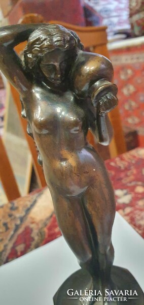 Női Akt bronz szobor. Gyönyörűen kidolgozott. 24 cm.  Nincs szignója.