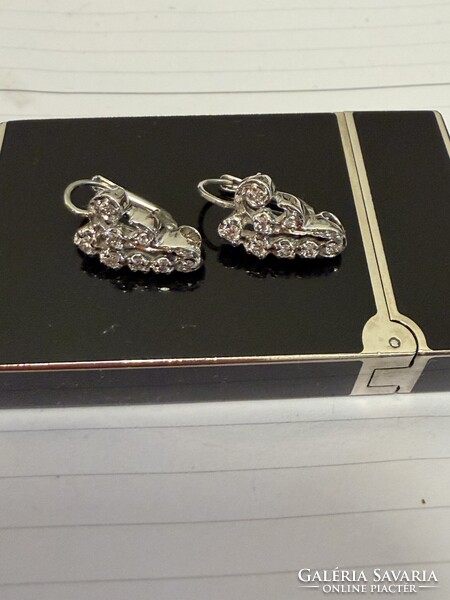 Gyönyörű és hordatlan 14kr aranyfülbevaló teli brilekkel diszitve eladó!Ara:240.000.-