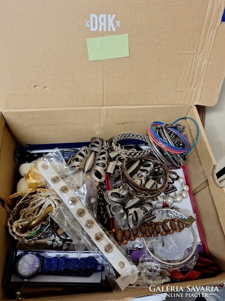 Eladó egy doboznyi, bizsu, óra stb