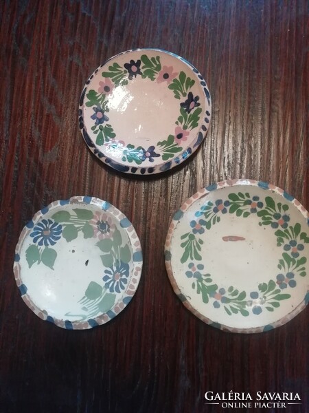 Régi kis méretű virágmintás falitányér, 3db