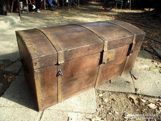 Antik láda veretes láda