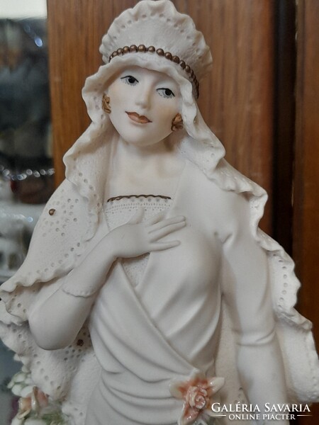 Art Deco Capodimonte Giuseppe Armani 1993 Florence Úri Hölgy Virágokkal Szobor,Fa Talapzaton.27 cm.