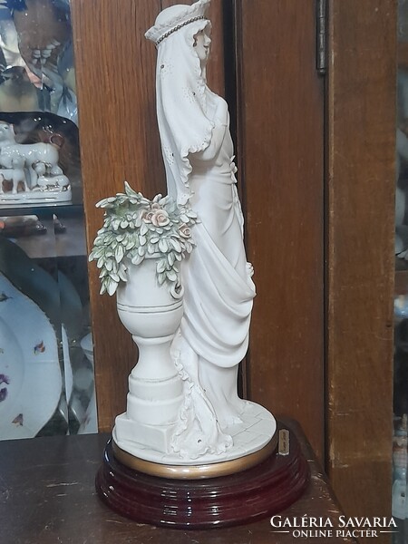 Art Deco Capodimonte Giuseppe Armani 1993 Florence Úri Hölgy Virágokkal Szobor,Fa Talapzaton.27 cm.