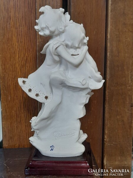 Italy Art Deco Capodimonte Giuseppe Armani 1986 Florence Kislány Pár Szobor,Fa Talapzaton.20.5 cm.