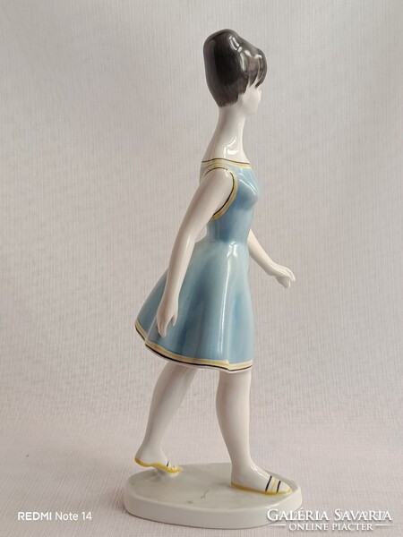 Retro hollóházi kézzel festett PORCEÁNFIGURA - sétáló lány