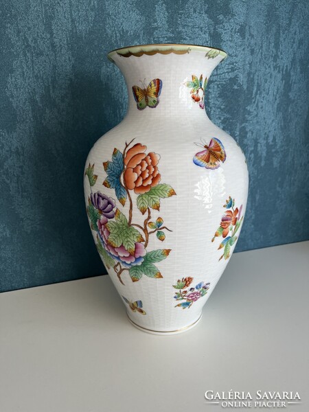 CSODÁS, NAGYMÉRETŰ HERENDI PORCELÁN VIKTÓRIA MINTÁS, KOSÁRFONOTT VÁZA