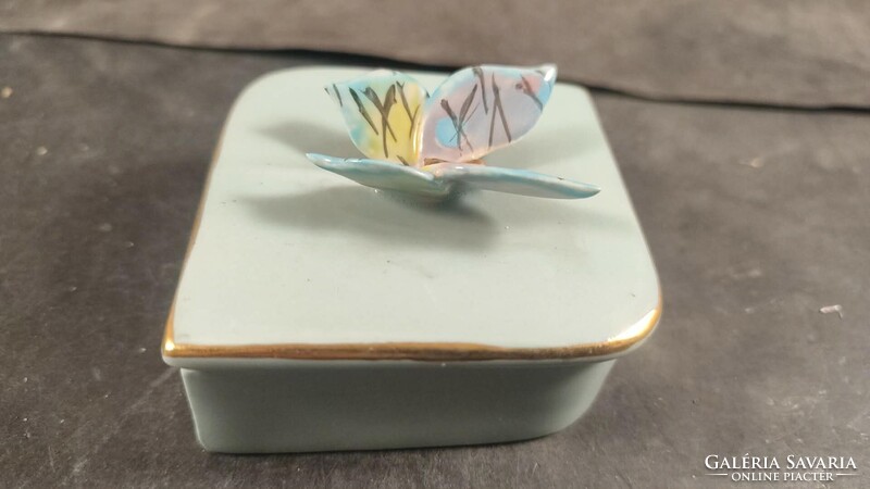 Porcelán pillangós fogantyús bonbonier 987