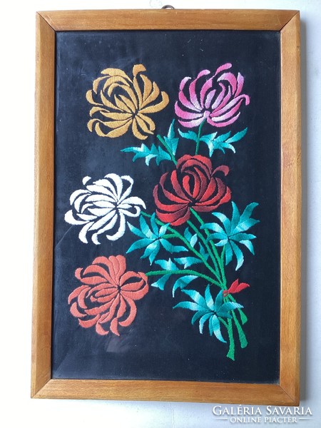 Hímzett falikép . Üvegezett keretben .