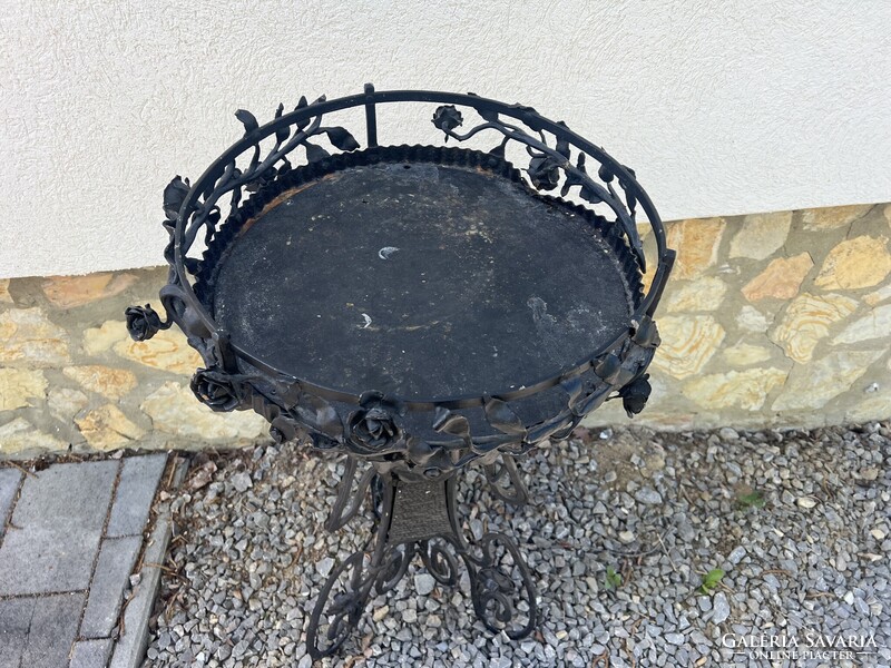 Szecessziós kovácsolt vas virágtartó.
