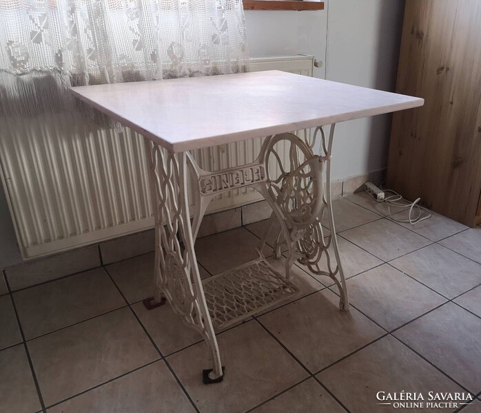 Singer varrógép asztal márvány lappal – vintage / loft