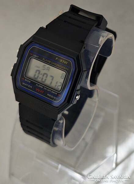Szép állapotú retro quartz óra műanyag tokkal