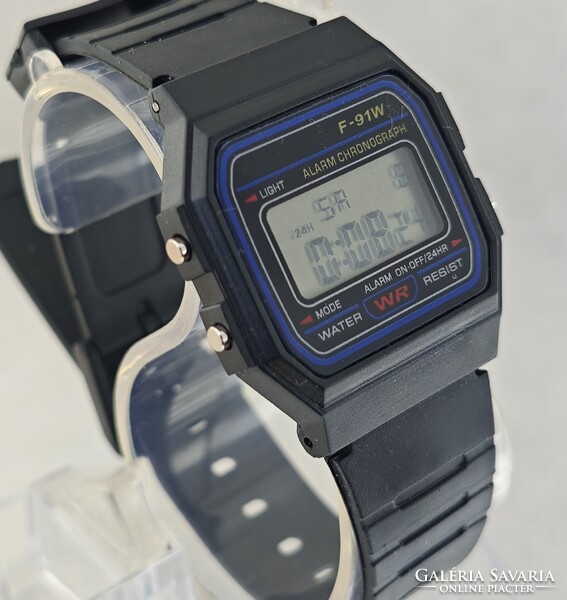 Szép állapotú retro quartz óra műanyag tokkal