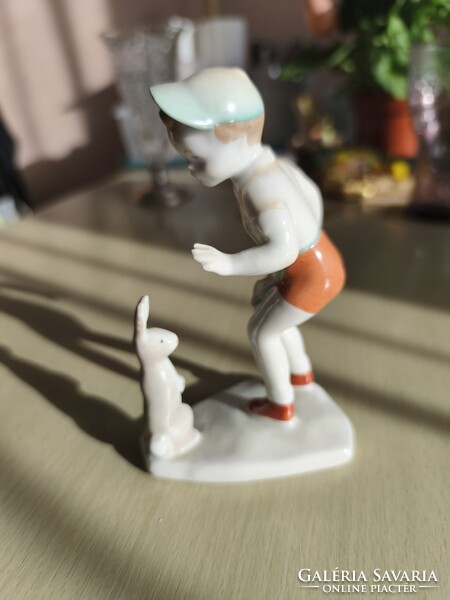 Kisfiú nyuszival