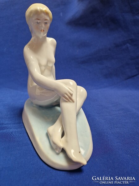 Ülő akt porcelán figura Zsolnay