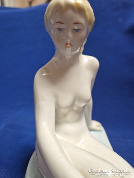 Ülő akt porcelán figura Zsolnay