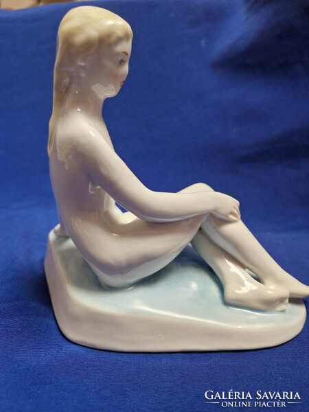 Ülő akt porcelán figura Zsolnay