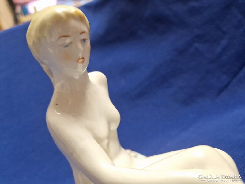 Ülő akt porcelán figura Zsolnay