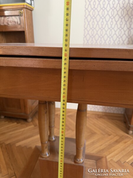 Kinyitható kártyaasztal