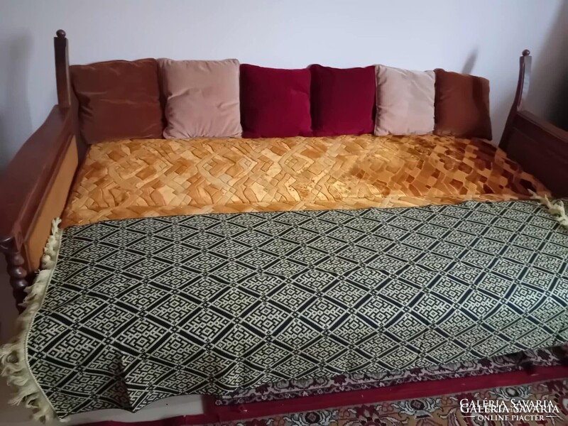 RÉGI,ROJTOS FEKETE-SÁRGA NAGY SZŐTTES  FOTELBA., ÁGY MELLÉ..  MÉRETE:HOSSZ:192 CM + 2X7 CM ROJT =206