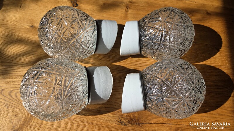 Gömbölyű üveg lámpabúra, porcelán foglalatú , 60 W-os izzóhoz, 4 db eladó