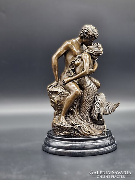 Nehéz bronz sellőszobor márványtalpon – Kissing a Mermaid, 3,4 kg