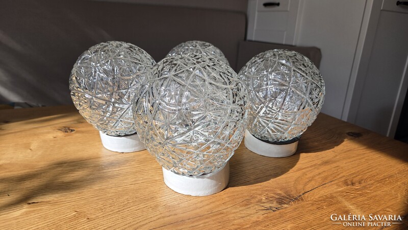 Gömbölyű üveg lámpabúra, porcelán foglalatú , 60 W-os izzóhoz, 4 db eladó