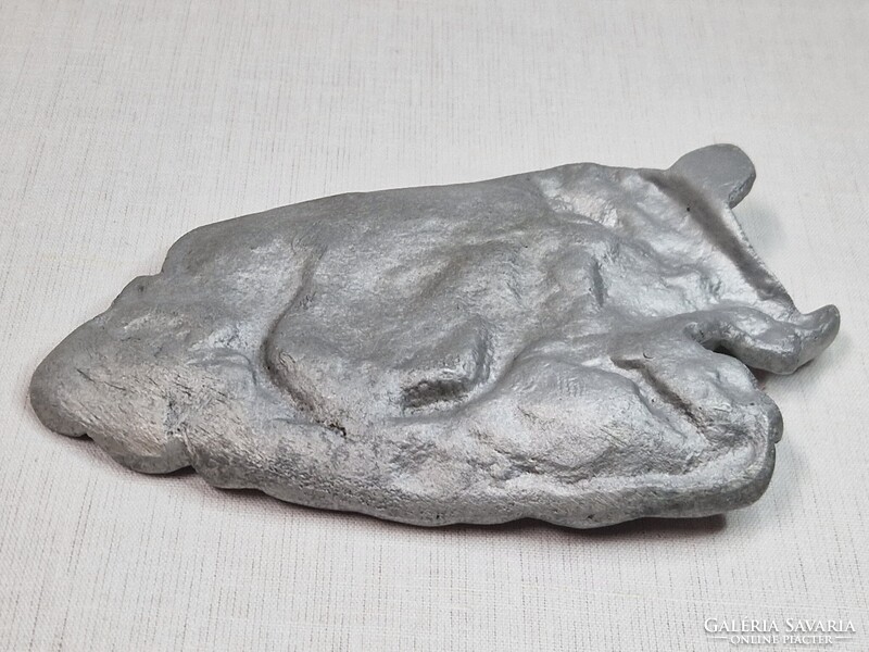 Vaddisznót ábrázoló régi fém hamutál vagy kínáló szép állapotban 17 cm. hosszú és 198 g. súlyú