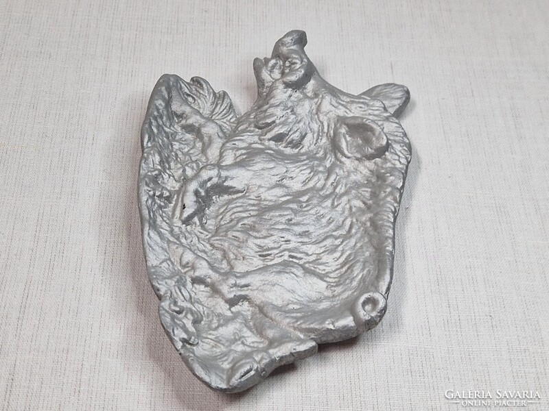 Vaddisznót ábrázoló régi fém hamutál vagy kínáló szép állapotban 17 cm. hosszú és 198 g. súlyú