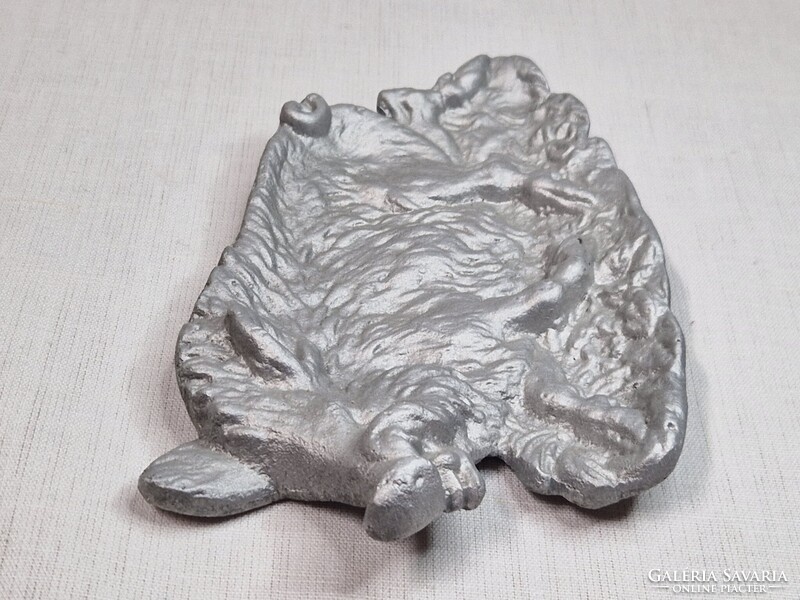Vaddisznót ábrázoló régi fém hamutál vagy kínáló szép állapotban 17 cm. hosszú és 198 g. súlyú