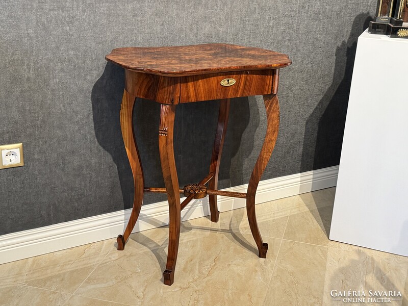 Biedermeier lerakó asztal