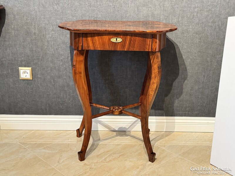 Biedermeier lerakó asztal