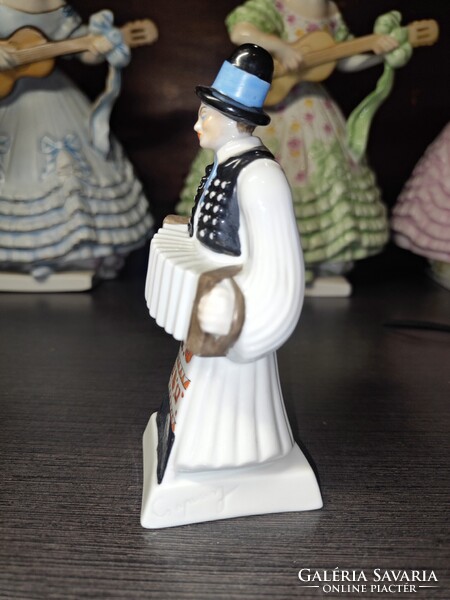 Herendi lakodalmas figura, harmónikával