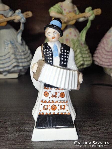 Herendi lakodalmas figura, harmónikával