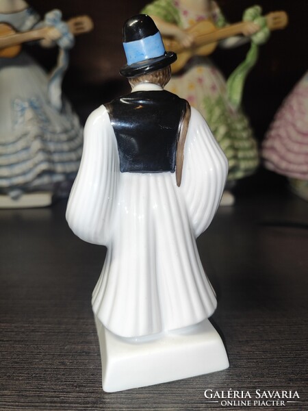 Herendi lakodalmas figura, harmónikával