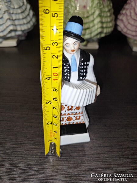 Herendi lakodalmas figura, harmónikával