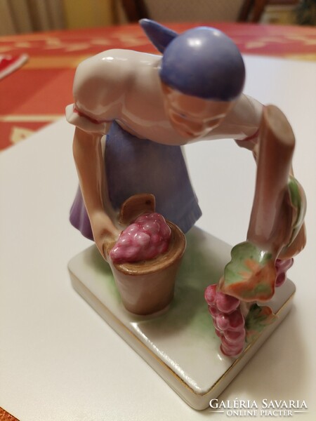 Ritkán előforduló Zsolnay figura