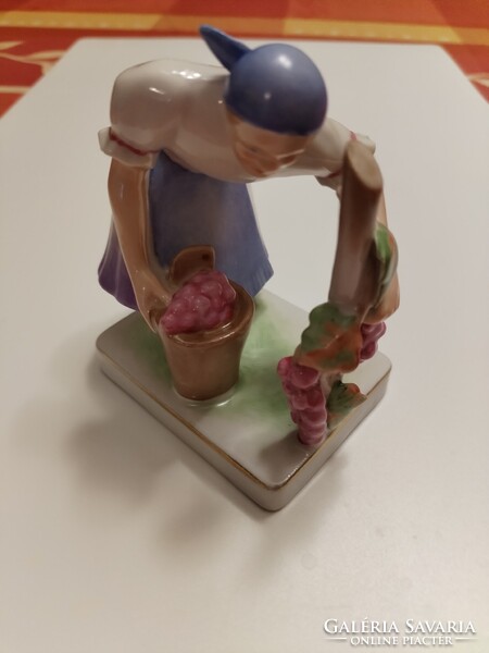 Ritkán előforduló Zsolnay figura
