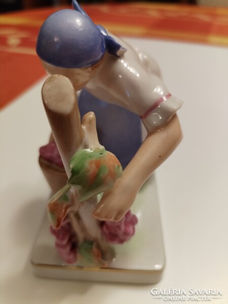 Ritkán előforduló Zsolnay figura