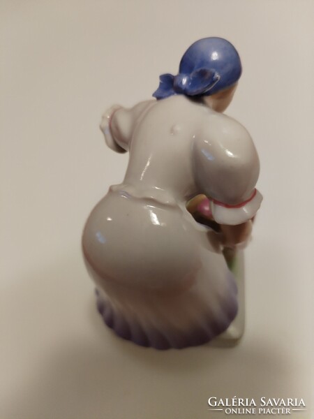 Ritkán előforduló Zsolnay figura