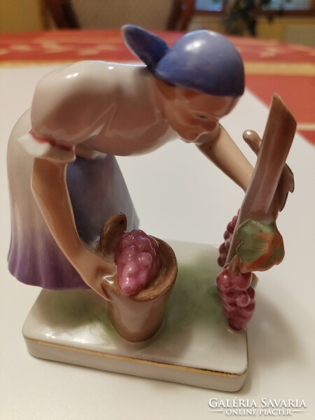 Ritkán előforduló Zsolnay figura