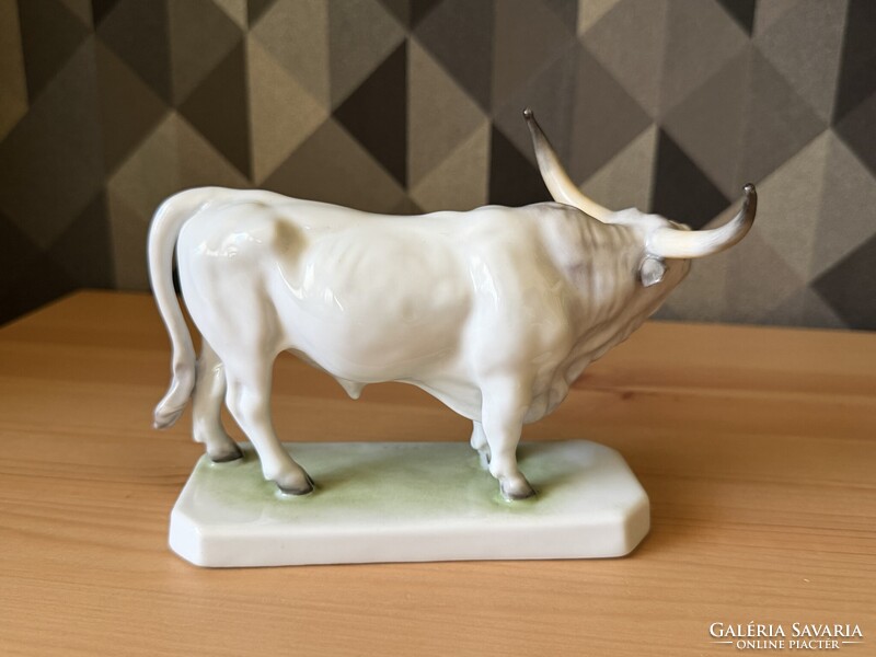 Herendi szürkemarha porcelán figura Báró Lipthay Mária, Magyar bika