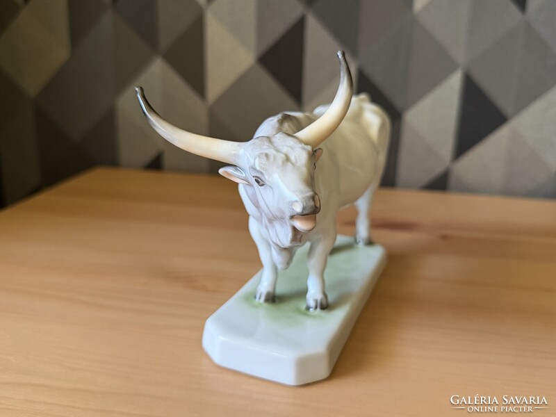 Herendi szürkemarha porcelán figura Báró Lipthay Mária, Magyar bika