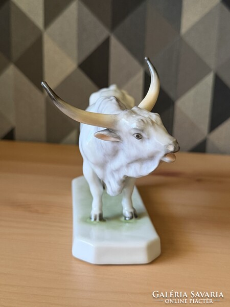 Herendi szürkemarha porcelán figura Báró Lipthay Mária, Magyar bika