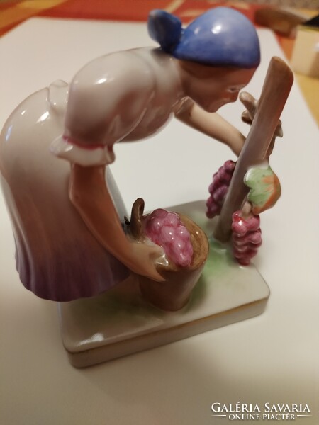 Ritkán előforduló Zsolnay figura