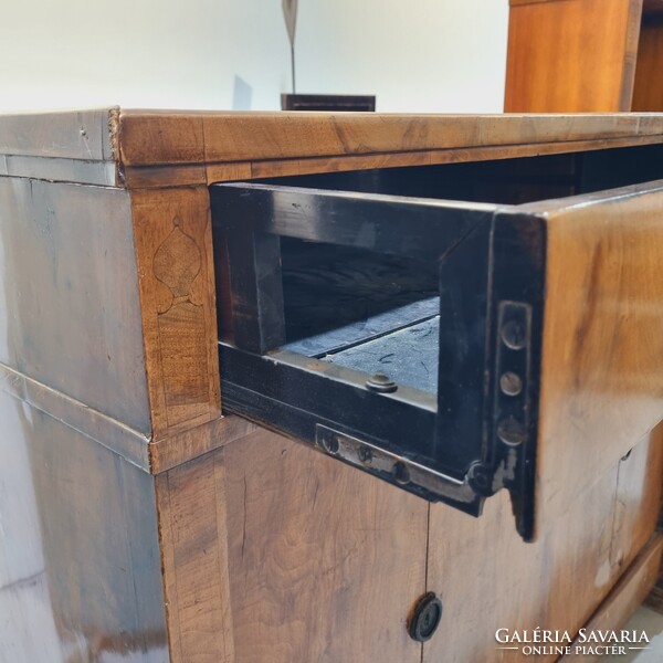 Biedermeier írókomód, trümo szekrény