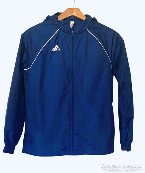 Adidas Core gyerek / széldzseki sötétkék (navy blue) szinben, fehér díszitöcsíkokkal.