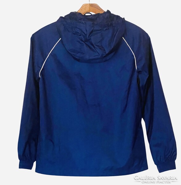 Adidas Core gyerek / széldzseki sötétkék (navy blue) szinben, fehér díszitöcsíkokkal.