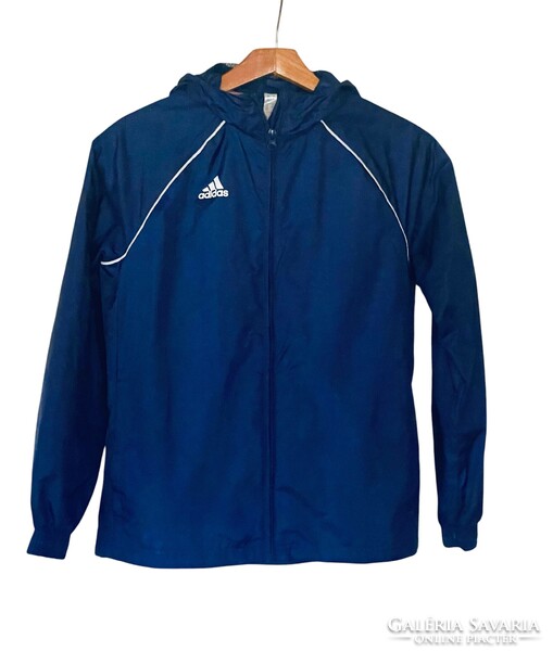 Adidas Core gyerek / széldzseki sötétkék (navy blue) szinben, fehér díszitöcsíkokkal.