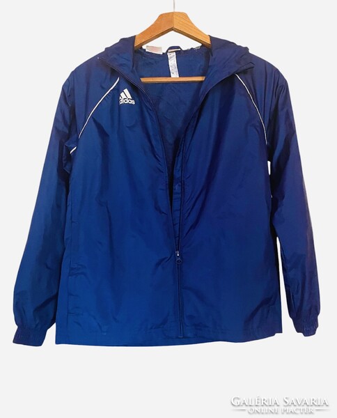 Adidas Core gyerek / széldzseki sötétkék (navy blue) szinben, fehér díszitöcsíkokkal.