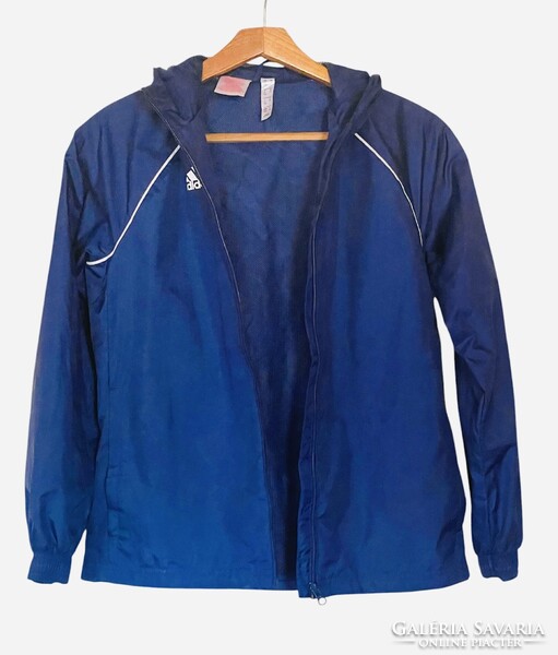 Adidas Core gyerek / széldzseki sötétkék (navy blue) szinben, fehér díszitöcsíkokkal.